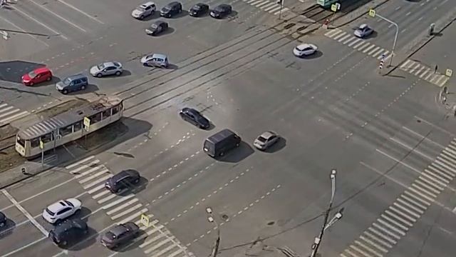 В Челябинске на перекрёстке Тойота врезалась в Приору смотреть онлайн