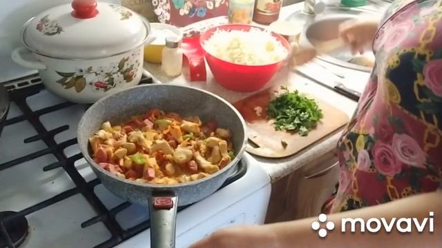 Тушеная капуста с мясом и копчеными колбасками.