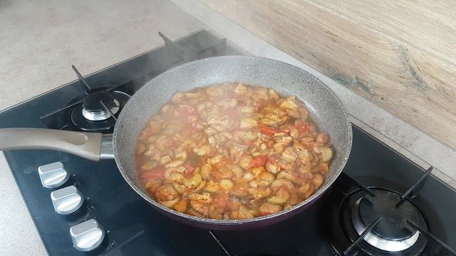 Scaloppine di petto di pollo con zucchine e pomodorini | FoodVlogger смотреть онлайн