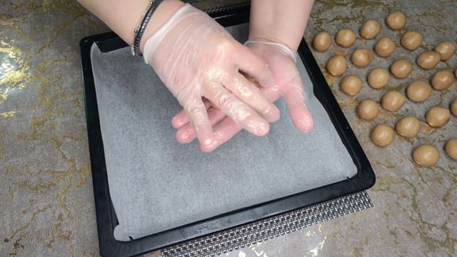 MƏHŞUR QOZ PEÇENYESİ. Qoz şirniyyatı bişirən qab olmadan! Çox asan! / Печенье орешки. Без формы! смотреть онлайн