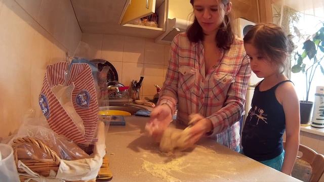 Делаем с Алисонькой слепки ладошек из солёного теста смотреть онлайн