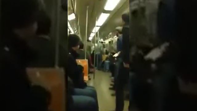 Случайный дуэт саксофонистов в метро смотреть онлайн