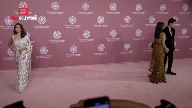 Shahrukh Khan Family - Gauri Khan, Suhana Khan, Aryan Khan and Ananya Panday at NMACC Launch | Day смотреть онлайн