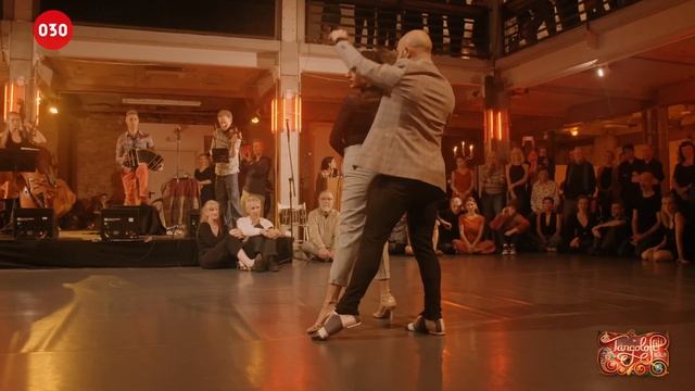 Dilara Ogretmen and Leo Di Cocco – Otra Luna by Narcotango смотреть онлайн