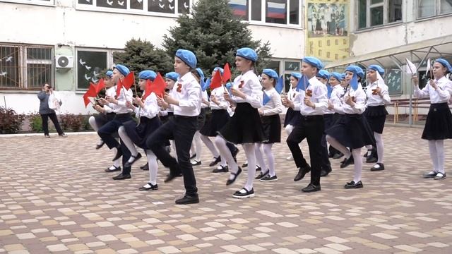 Танцевальный флешмоб 2"Г" класса под запись своих голосов,песня "Россия"#патриотическаяпесня смотреть онлайн