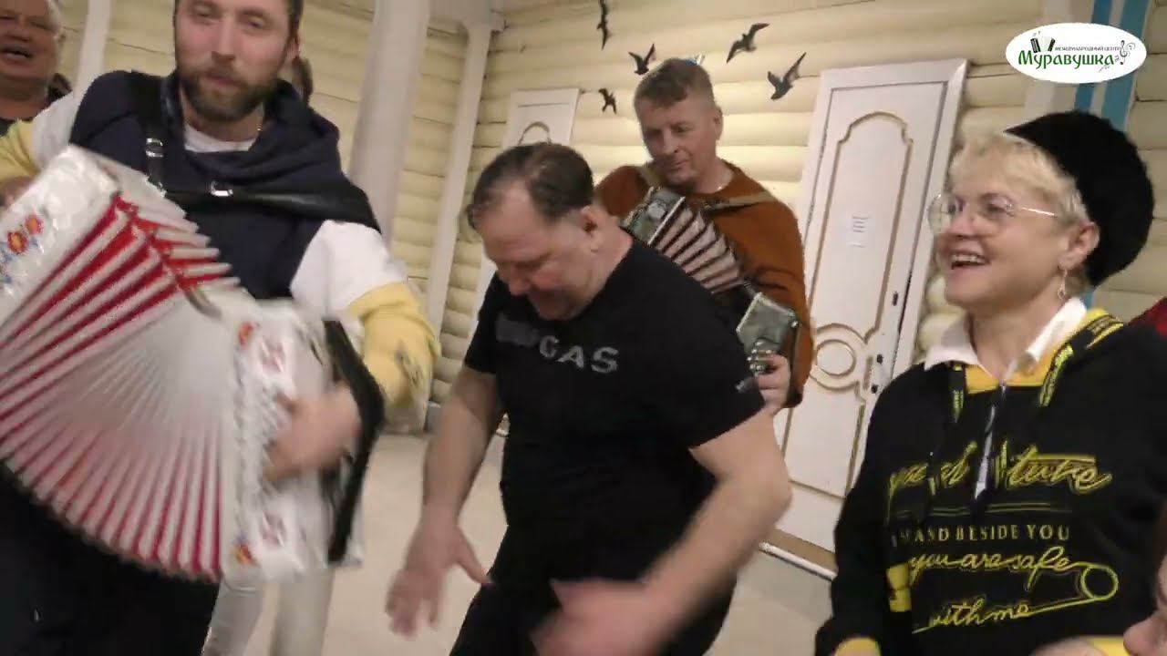 ЛИСТЬЯ ЖЕЛТЫЕ НАД ГОРОДОМ КРУЖАТЬСЯ! ПОЁМ И ПЛЯШЕМ ПОД ГАРМОНЬ НА ФЕСТИВАЛЕ ГАРМОНИСТОВ В ВОЛОГДЕ! смотреть онлайн