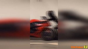 МотоТАНЯ - танцует. МотоБОМБА#2 Красотка на красном мото. MotoTANYA  BOMB Pretty woman on a red mot