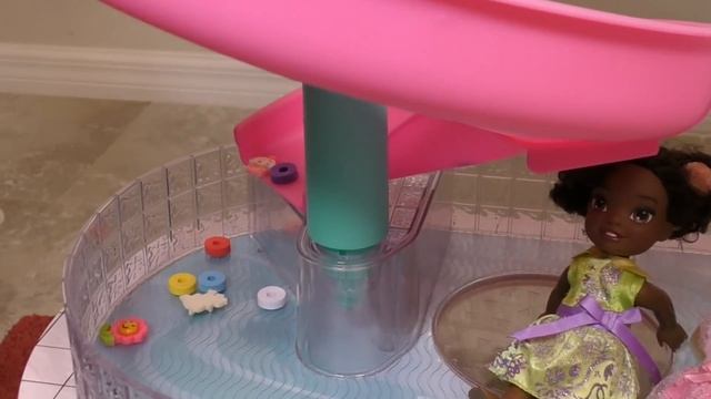 Elsa & Anna toddlers - LOL dollhouse - spiral slide - slime play смотреть онлайн