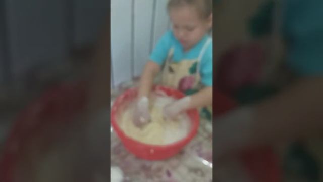 #Ребенок месит тесто смотреть онлайн