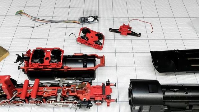 Инсталляция декодера в Паровоз серии ТЭ тип 52 HO Marklin 37159 BR 52 Part 4 смотреть онлайн