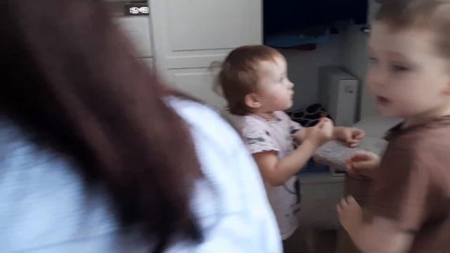 ДЕТИ КОРМЯТ ВКУСНЯШКОЙ ПЕКИНЕСА ДЕНДИКА И КОШКУ ТОСЮ #сергейтелков смотреть онлайн