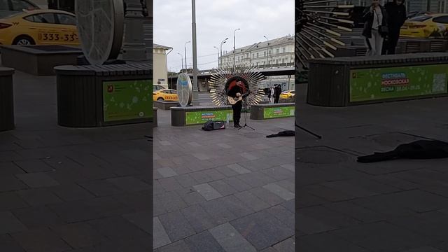 "Недоступны мои номера". Молодой исполнитель поëт у метро. смотреть онлайн
