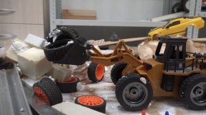 Фронтальный погрузчик на радиоуправлении расчищает трек. HuiNa Toys