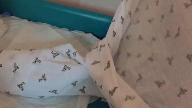 How to swaddle a newborn baby Как пеленать новорожденного ребенка 如何包宝宝 Cómo envolver al bebé смотреть онлайн