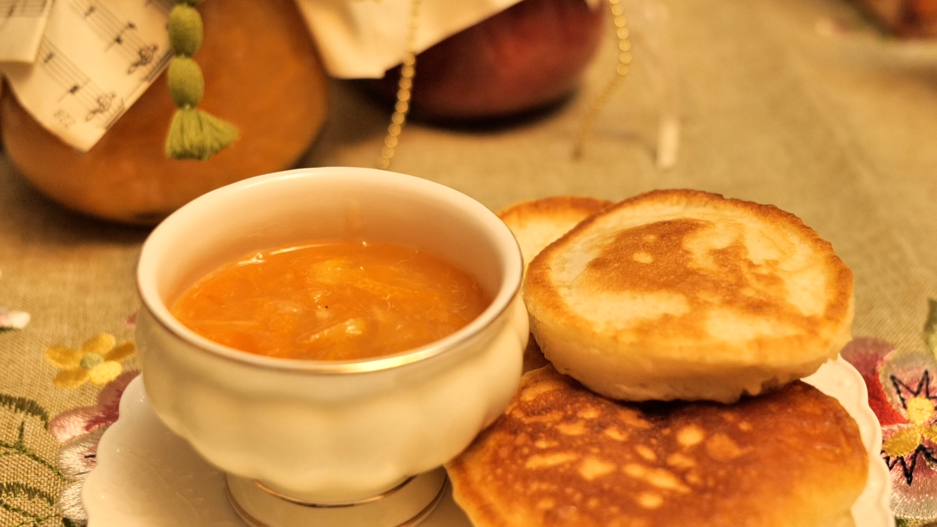 Пышные оладьи на кефире с апельсиновым вареньем