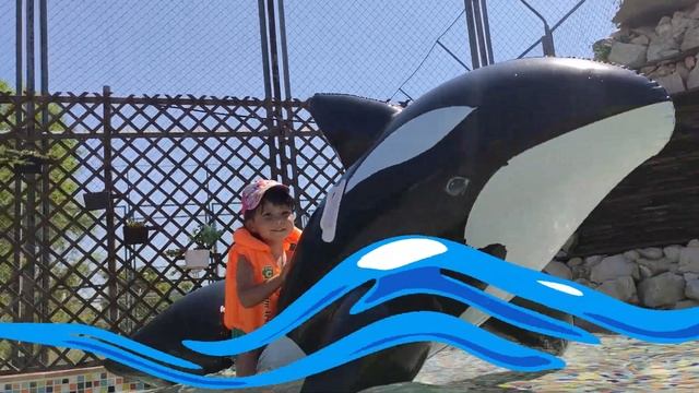 девочка Аделя плавает на надувной игрушке в детском бассейне смотреть онлайн