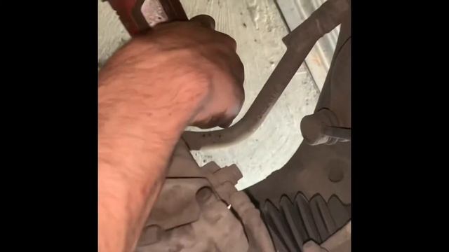 Hyundai Santa Fe Front Brake Pads Replacement DIY смотреть онлайн