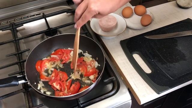 Яичница с ветчиной, помидорами и луком.На завтрак. смотреть онлайн