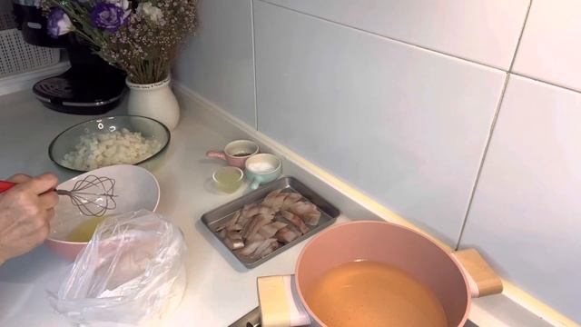 Белая рыбка в панировке из хлебных кубиков- и хруст, и нежность! смотреть онлайн
