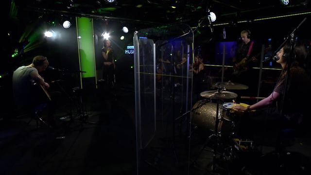 Wolf Alice covers alt-J's Matilda in the Live Lounge смотреть онлайн