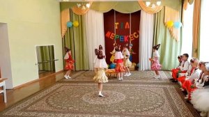 Праздник День языков Танец "Пиала" старшая группа