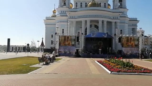 В кафедральном соборе святого праведного аоина Феодора Ушакова идет литургия в праздничный день. смотреть онлайн