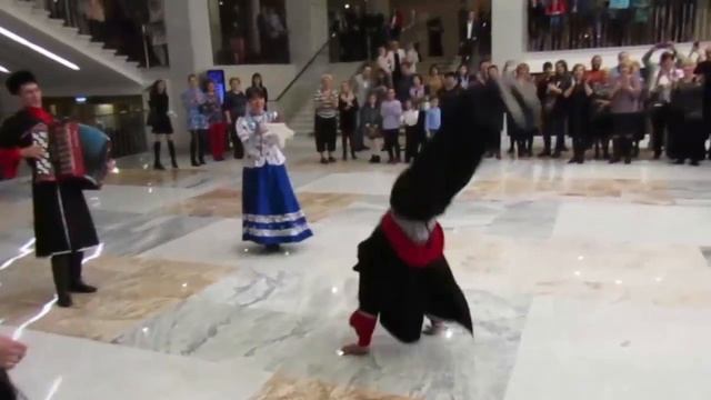 Казачий пляс. Фланкировка. Казачья шашка! смотреть онлайн