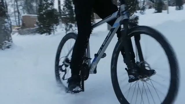 Дрифтим на великах зимой. Упал с велосипеда смотреть онлайн