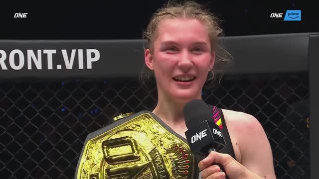 Милашка 17ти лет в клетке НАСТОЯЩИЙ ЗВЕРЬ ? Smilla Sundell vs. Allycia Rodrigues смотреть онлайн