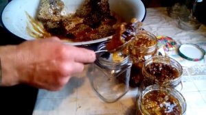 Колодное пчеловодство. Средне-русская пчела. Фасовка колодного меда изъятого из улья-колоды.