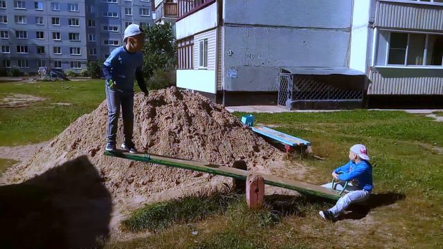 Батл на качели. Ярик или Святик? Кто кого! смотреть онлайн