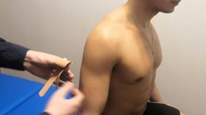 Наложение кинезио тейпа на дельтовидную мышцу