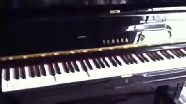 Невидимый дух играет на фортепиано смотреть онлайн