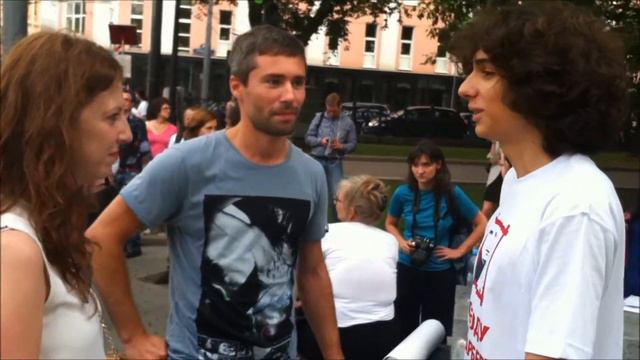 Люди передают деньги для политзакл Ильи Фарбера 06.08.13 смотреть онлайн