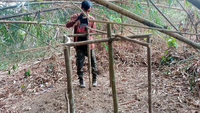 BUILD A COMFORTABLE BAMBOO PLACE WHILE CAMPING смотреть онлайн