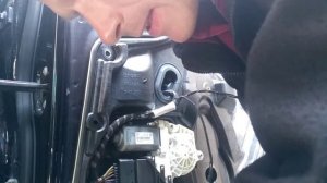 Как снять заменить стекло задней двери VW TIGUAN (2013)demontaz zamiana szyby drzwi tyl!