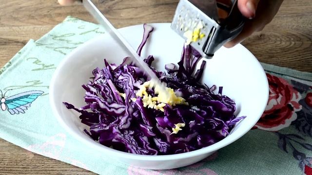 Салат из красной капусты с чесноком – Вы так еще не готовили! Вкуснее не бывает! смотреть онлайн