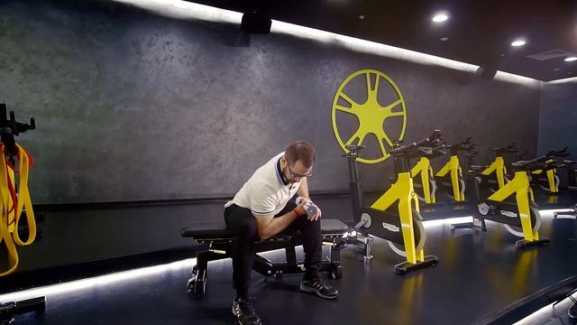 Изолированный бицепс с гантелью