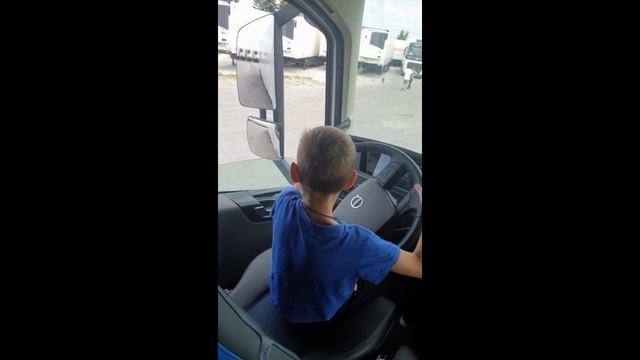 СЫНУ И ВНУКУ В ДЕНЬ АВТОМОБИЛИСТА.mp4 смотреть онлайн