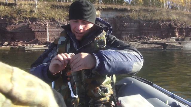 Ловля окуня с лодки осенью. Улов+30 кг пеляди!! Рыбалка спиннингом на водохранилище с лодки. КВХ смотреть онлайн