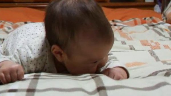 Маша держит голову