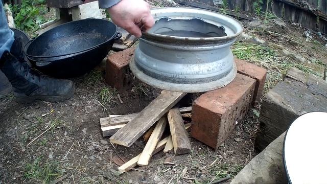 Печь для казана БЕЗ СВАРКИ из автомобильного диска и кирпичей. Легко и быстро. #Таганок смотреть онлайн