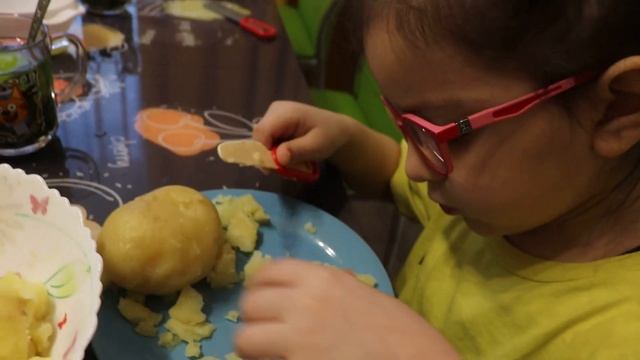 Алиса и Даня готовят салат смотреть онлайн