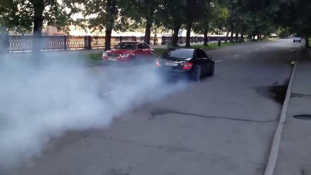 Mercedes Benz C63 AMG с бешеным выхлопом смотреть онлайн