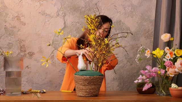ПАСХАЛЬНАЯ КОМПОЗИЦИЯ ИЗ ЦВЕТОВ СВОИМИ РУКАМИ | МАСТЕР-КЛАСС ОТ LBA смотреть онлайн