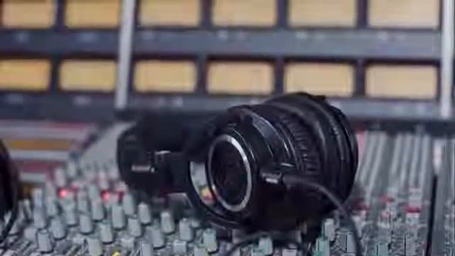 headphone review: Audio Technica ATH M50x смотреть онлайн