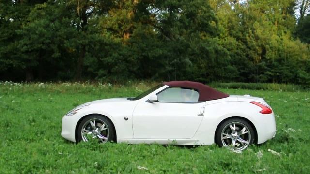 Nissan 370Z Roadster: Öffnen und Schliessen des Stoffverdecks смотреть онлайн