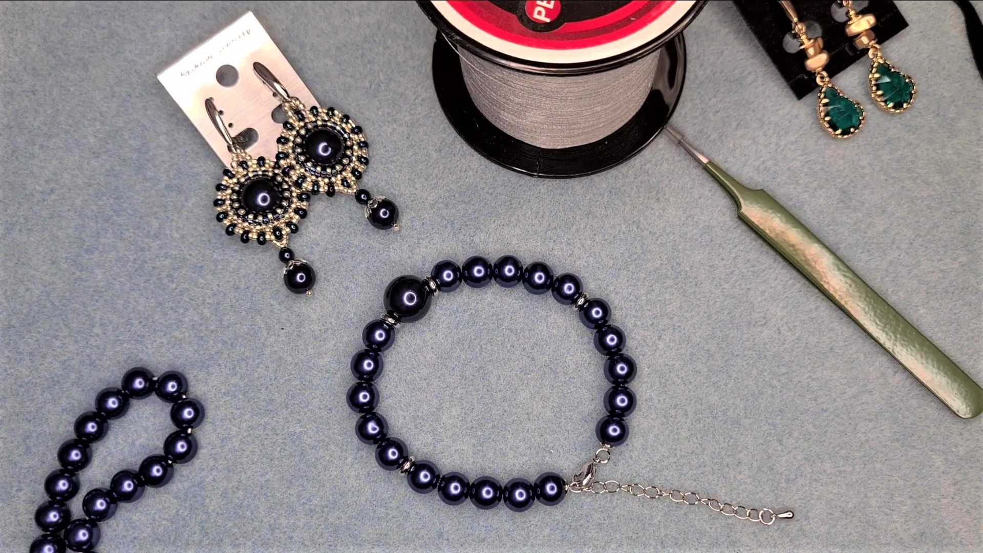 Как собрать браслет на нить. Серьги, серьги и браслет. смотреть онлайн