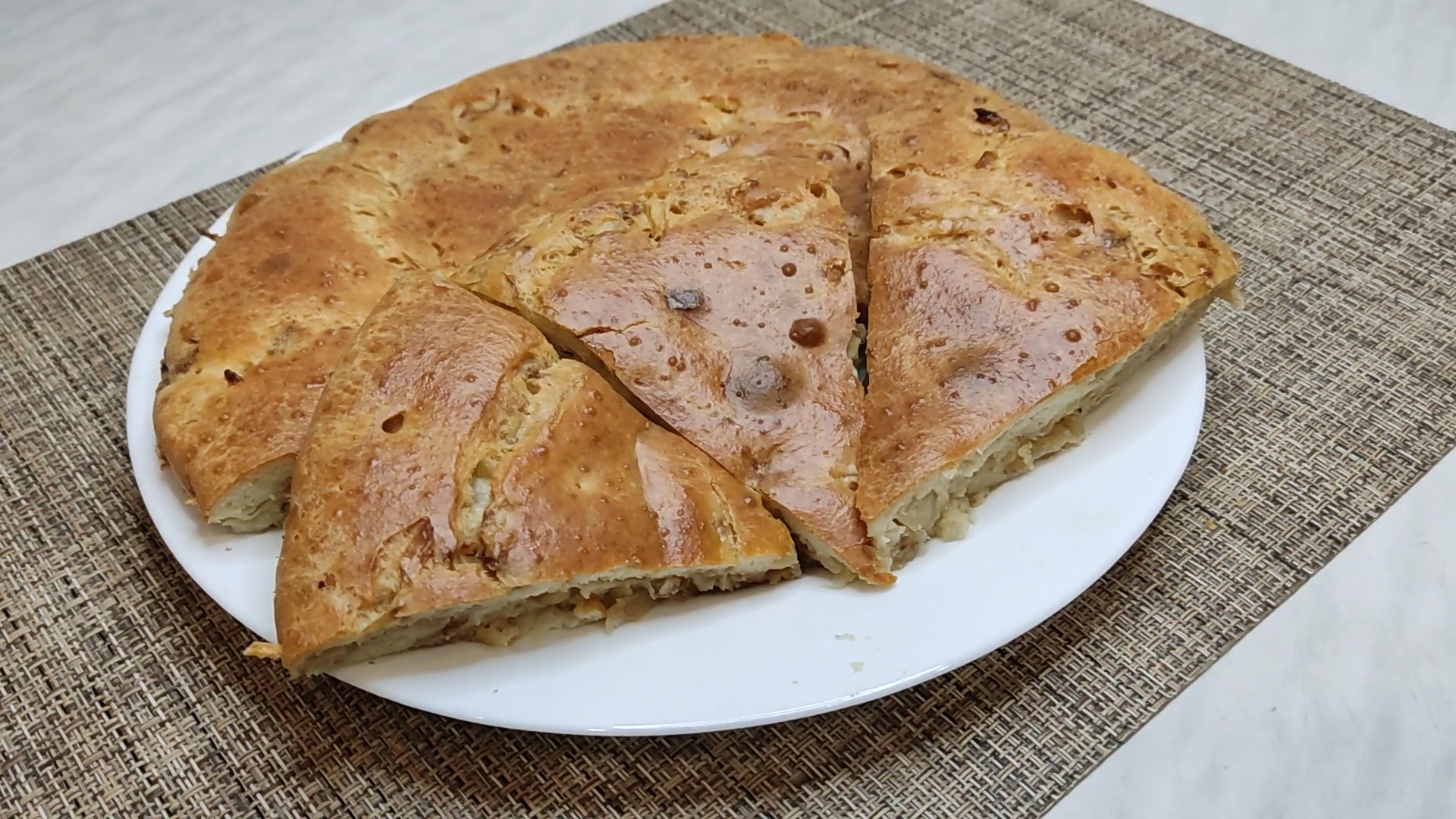 Заливной пирог с капустой и яйцом. Много начинки, тонкое тесто