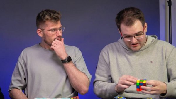 CubeHead vs Cubicle ⚔️ Randomized Cube Battle!